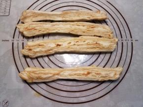 将面团延长边均匀切4份。