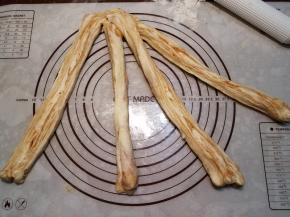 剩余三份的同样操作后开始编四股辫， 编的过程中注意要始终切面朝上，不要拧转切面。一端捏拢， 4条从左到右依次为a，b，c，d。