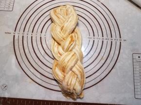 继续重复编制的步骤。直到全部编完，捏紧收口，将编好的辫子稍压扁。