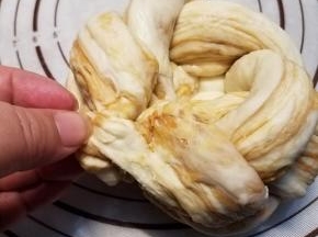 两端向后折。