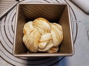 收口向下，放入模具。