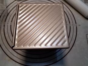 放入烤箱进行二次发酵，在烤箱内放入一碗热水，在湿润温暖的环境发至9分满。预热好的烤箱160℃30分钟。