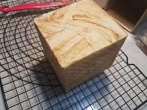 烤制完成后，趁热脱模，晾晒网上放凉至微温密封保存即可。