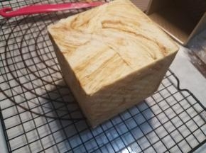 烤制完成后，趁热脱模，晾晒网上放凉至微温密封保存即可。