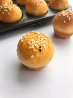 放凉后将小面包对半别开，放上自己喜欢的材料。