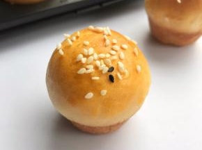 放凉后将小面包对半别开，放上自己喜欢的材料。