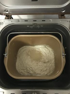 将除黄油、盐以外的材料放进面包机中，揉至扩展阶段。