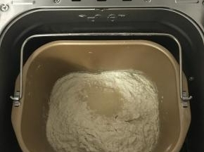 将除黄油、盐以外的材料放进面包机中，揉至扩展阶段。
