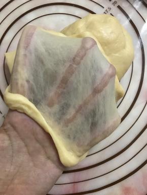 加入黄油、盐，揉至可拉出较结实的薄膜。