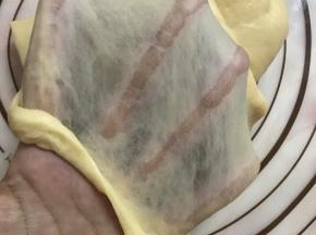 加入黄油、盐，揉至可拉出较结实的薄膜。