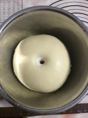 将面团滚圆，室温发酵至2倍大。