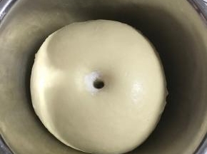 将面团滚圆，室温发酵至2倍大。