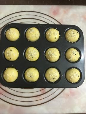 表面刷上蛋液，撒上芝麻。