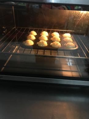 放入预热好烤箱180度18分钟。