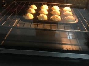 放入预热好烤箱180度18分钟。