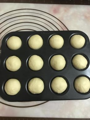 把发酵好面团进行排气，分成17~18克的小面团，大约可分成28个。
滚圆放入模具中。