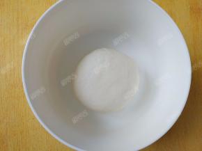 揉成面团。将面团用力揉5分钟左右，使面团变得柔软光滑充满弹性。揉好的面团放入碗里，盖上保鲜膜，在温暖的环境下醒发30分钟（不同的面粉吸水性有差异，请根据实际情况调整水的用量，揉成偏柔软的一个面团）