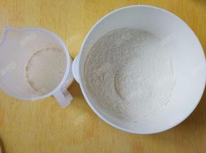 烧饼夹烤肉，酥软的烧饼，喷香的烤肉，一口咬下去，大大的满足。