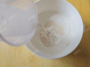 酵母水加入面粉中