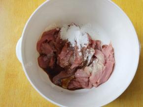里脊肉切成薄片，加入老抽、生抽、白胡椒粉、糖、香油、料酒、盐、玉米淀粉、切碎的姜末等调料