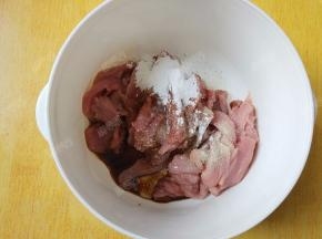 里脊肉切成薄片，加入老抽、生抽、白胡椒粉、糖、香油、料酒、盐、玉米淀粉、切碎的姜末等调料