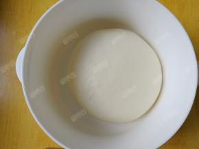 里脊肉腌制的过程中，可以继续来做烧饼了。烧饼的面团醒发好以后，会比之前变大一些。