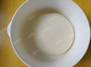 里脊肉腌制的过程中，可以继续来做烧饼了。烧饼的面团醒发好以后，会比之前变大一些。