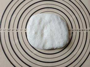 台面或案板上抹油防粘，将醒发好的面团压扁