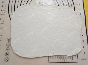 用擀面杖擀开成为长方形