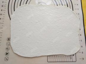 用擀面杖擀开成为长方形