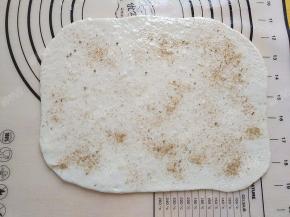 在面团表面涂抹一层植物油，均匀抹上花椒粉