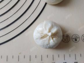 将小面团的两头捏紧，立在台面上