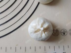 将小面团的两头捏紧，立在台面上