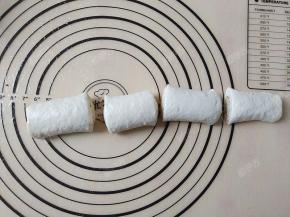 将面团均匀切成4份