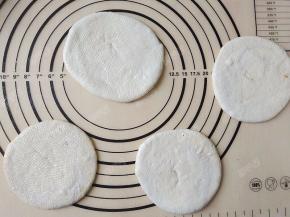 压扁，然后用擀面杖擀开为直径10-11cm的圆形，依次将所有小面团都做好