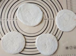 压扁，然后用擀面杖擀开为直径10-11cm的圆形，依次将所有小面团都做好