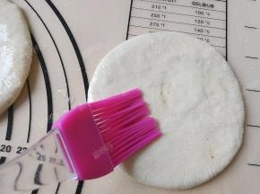 在面团表面刷一层蜂蜜水（5克蜂蜜+5克水调匀。没有蜂蜜的话，将5克糖在5克热水里化开成为糖水代替）。