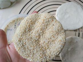 蘸满芝麻的面团是这个样子的