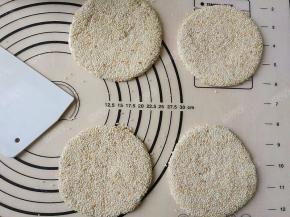 都蘸好芝麻以后，将面团静置10分钟