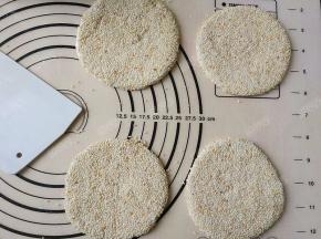 都蘸好芝麻以后，将面团静置10分钟