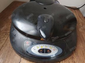 现在可以预热电饼铛了。将利仁电饼铛上下盘一起预热。