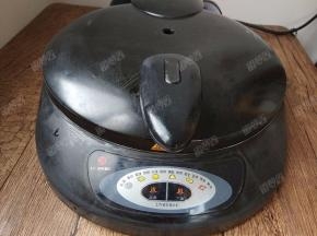 现在可以预热电饼铛了。将利仁电饼铛上下盘一起预热。