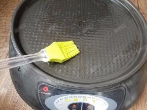 预热好以后，在电饼铛的上下盘都刷一层植物油（用硅胶刷，不要用毛刷避免烫坏）。