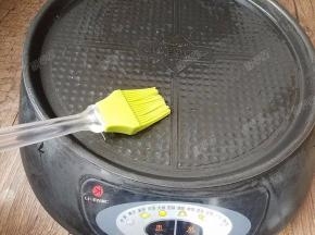 预热好以后，在电饼铛的上下盘都刷一层植物油（用硅胶刷，不要用毛刷避免烫坏）。