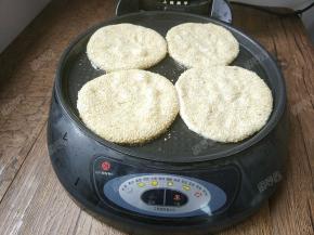 将做好的烧饼面团放入电饼铛，盖上盖，当有大量水汽冒出时，打开上盖，将烧饼翻面继续烙