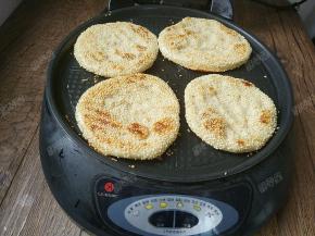 当烧饼完全发起来，表面成为金黄色就可以取出来了