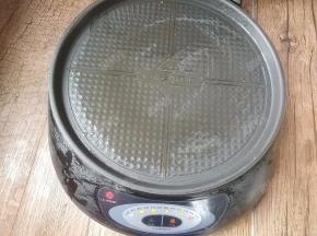 接着马上可以继续用电饼铛做烤肉了。将电饼铛180℃摊平。关掉上盘加热，只用下盘，在下盘里倒入一些植物油