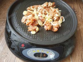 油烧热以后将腌好的肉片倒入进来