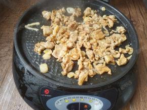 不断翻炒，直到肉片完全变色，再继续翻炒1-2分钟