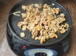 不断翻炒，直到肉片完全变色，再继续翻炒1-2分钟